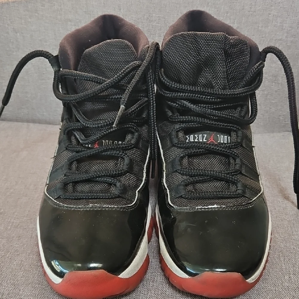 Air Jordan 11 retro Black and Red High-Top Sneakers. Men Size 9.5 - Picture 10 of 17